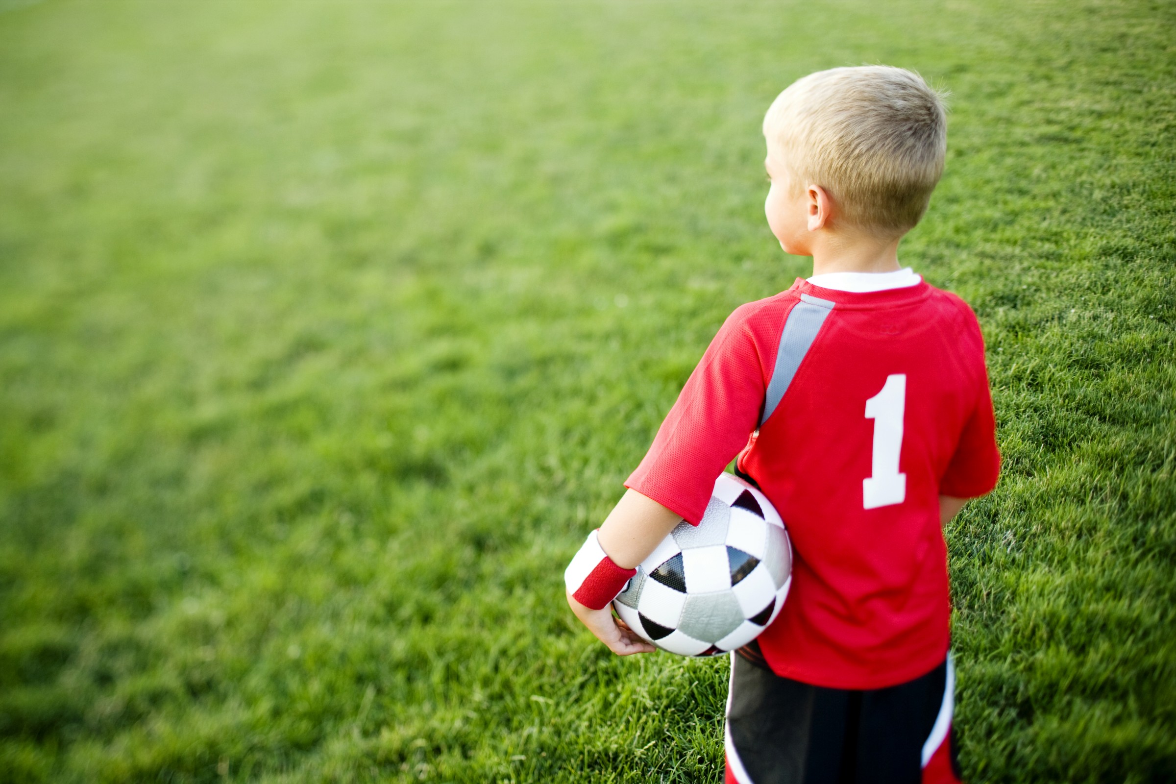 Спортивные мальчики 8 лет. Футбол дети. Мальчик с футбольным мячом. Ребенок с футбольным мячом. Маленький футболист.